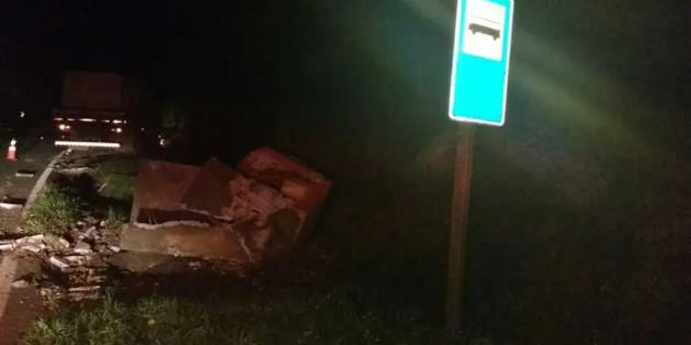 Motorista perdeu o controle da direção e veículo destruiu ponto de ônibus | Divulgação/PRF