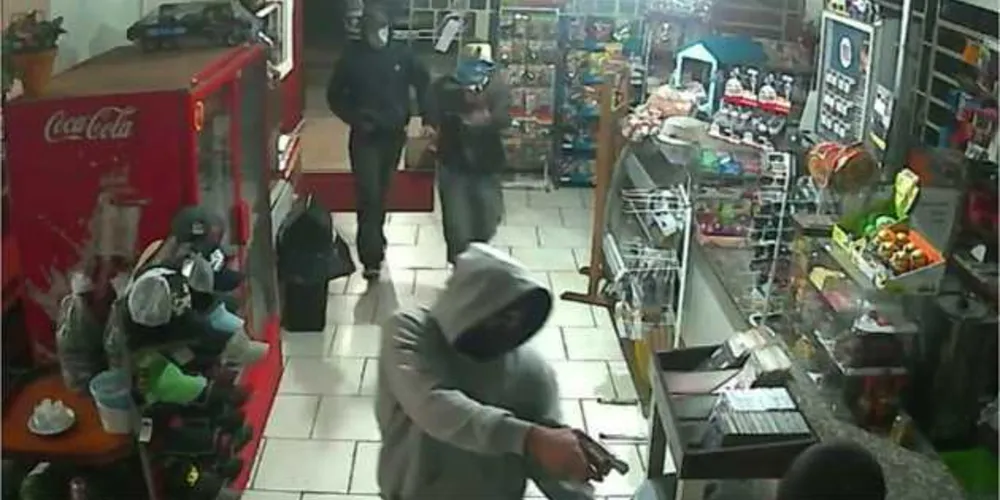 Bandidos invadiram o local e anunciaram o assalto, rendendo clientes e funcionários