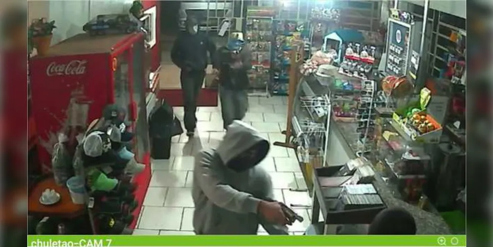 Bandidos invadiram o local e anunciaram o assalto, rendendo clientes e funcionários