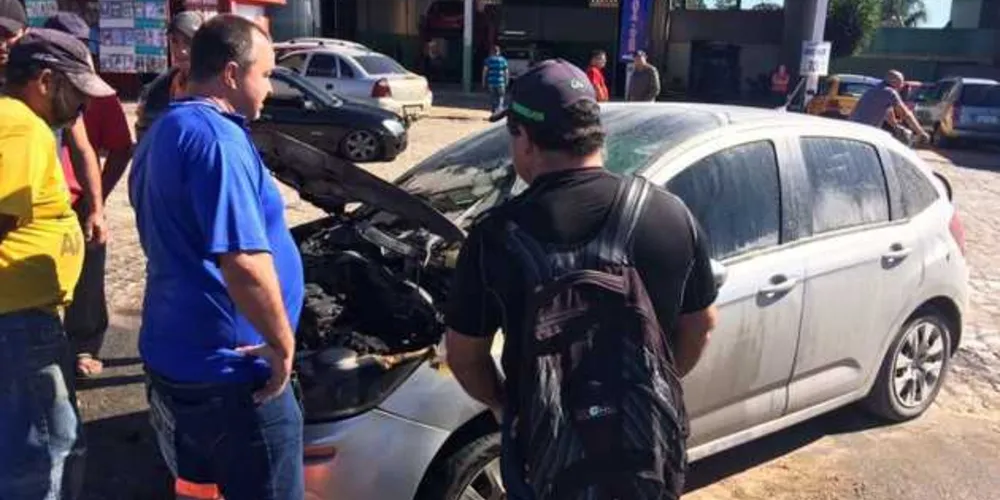 Imagem ilustrativa da imagem Com carro em chamas, motorista pede ajuda em posto e quase provoca tragédia
