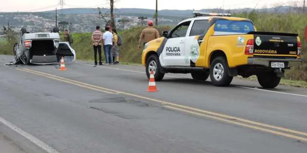 Acidente aconteceu na PR-092, na região de Arapoti; motorista do automóvel sofreu ferimentos leves | Voz do Povo Arapoti