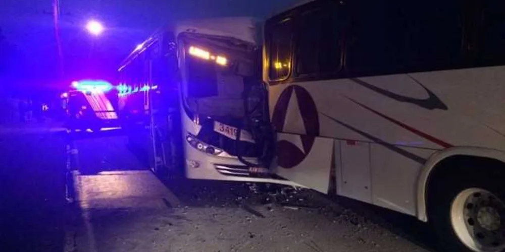 Batida entre três ônibus em São José dos Pinhais aconteceu no fim da madrugada | Banda B