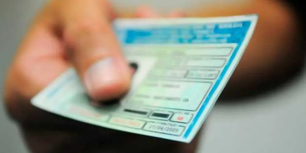 Pela regra atual, quem dirigir sem portar o licenciamento do veículo e a carteira de motorista poderá ser multado