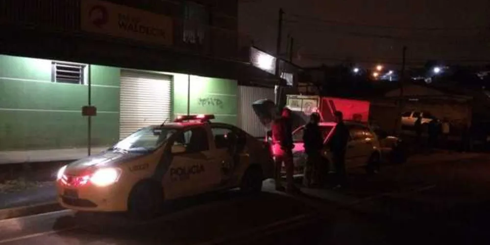 Imagem ilustrativa da imagem Cliente é arrastado para fora de bar e morto por atiradores encapuzados