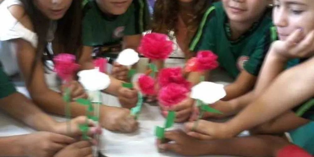 Rosas feitas pelos alunos foram entregues as mães.