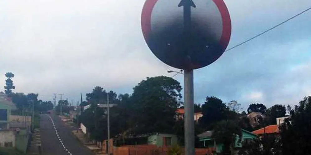 Colocadas ainda no início dessa semana, placas instaladas na região que liga os bairros Ronda e Estrela foram alvo de vândalos