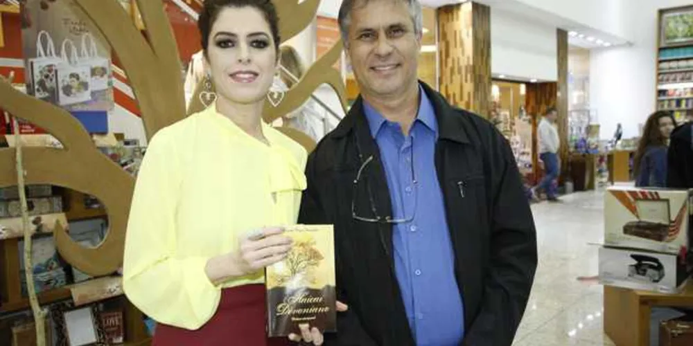 Renata Regis Florisbelo e o presidente da Academia de Letras dos Campos Gerais, Luiz Fernando Cheres