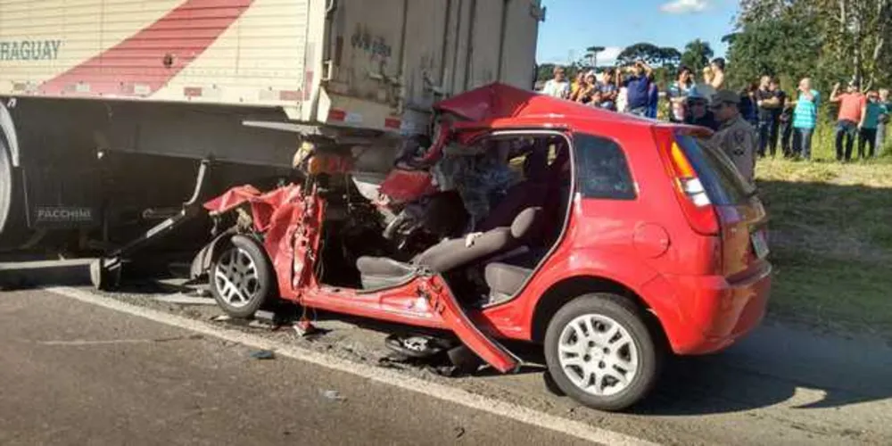 Imagem ilustrativa da imagem Motorista é socorrido de helicóptero após bater forte contra caminhão