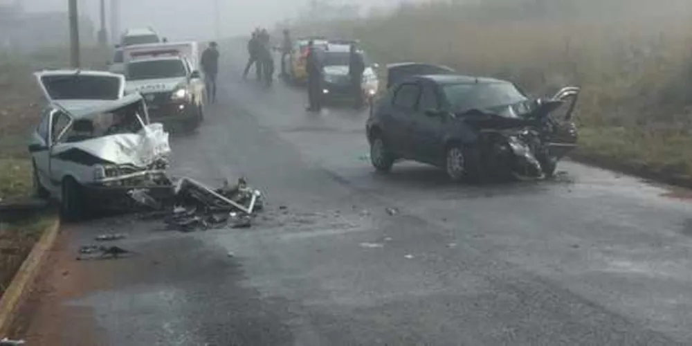 Imagem ilustrativa da imagem Batida frontal entre dois carros deixa um morto e cinco feridos