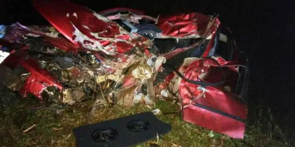 Carro ficou completamente destruído após o impacto contra a árvore | Rádio Copas Verdes