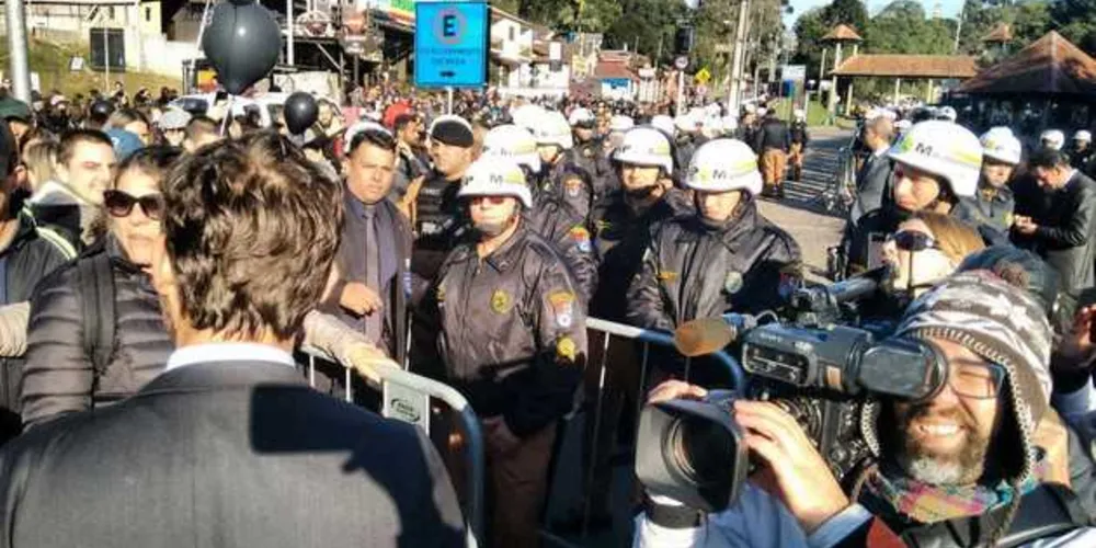 Inconformados com votações, servidores tentam invadir novamente e policiais respondem com bombas | Banda B