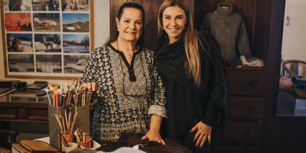 OPEN HOUSE - Inês Rocha realizou na ultima quinta feira (22), um Open House para apresentar a coleção 2017/2018 das 2.Marias Handknit Alpaca. Todas que passaram prestigiar o badalado evento se encantaram com a beleza e riqueza dos detalhes das peças. No registro de Miguel Yared, Inês e a empresária Isabela Alessi.