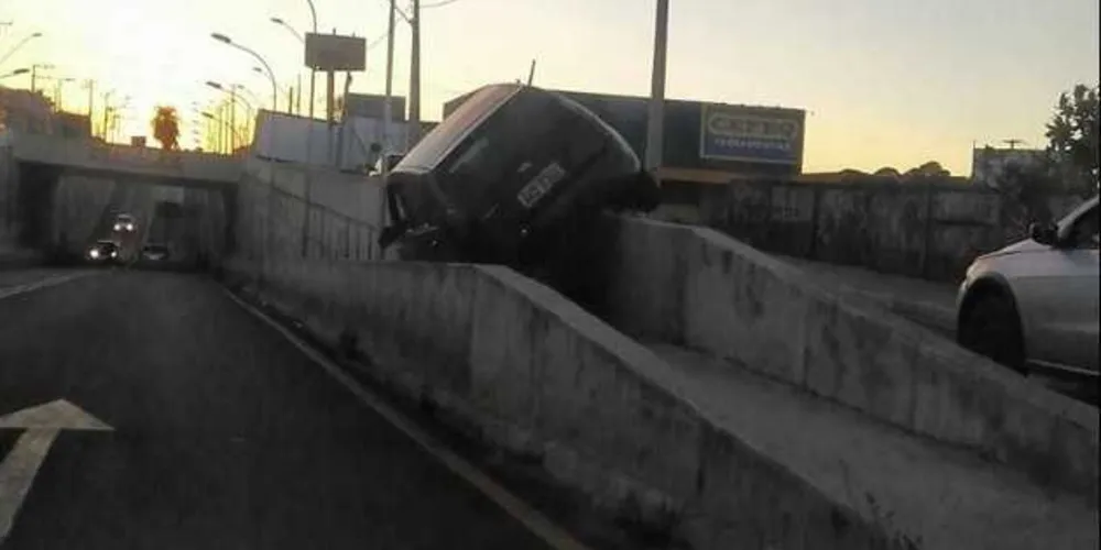 Foto de automóvel em trincheira da Avenida Ernesto Vilela, em Ponta Grossa, viraliza nas redes sociais
