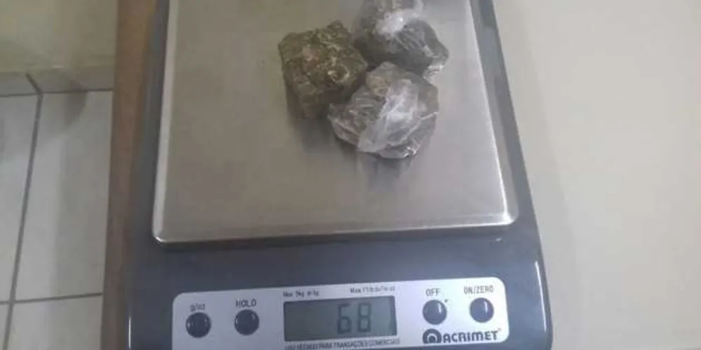 Suspeito estava com quase 70 gramas da droga | Divulgação/GM
