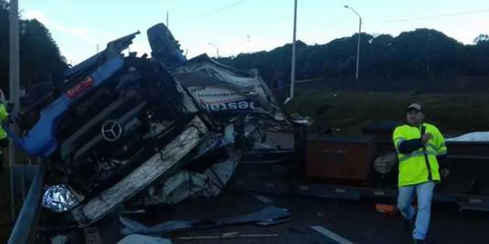 PRF acredita que motorista pode ter dormido ao volante; acidente interditou rodovia em Tijucas do Sul | Divulgação/PRF