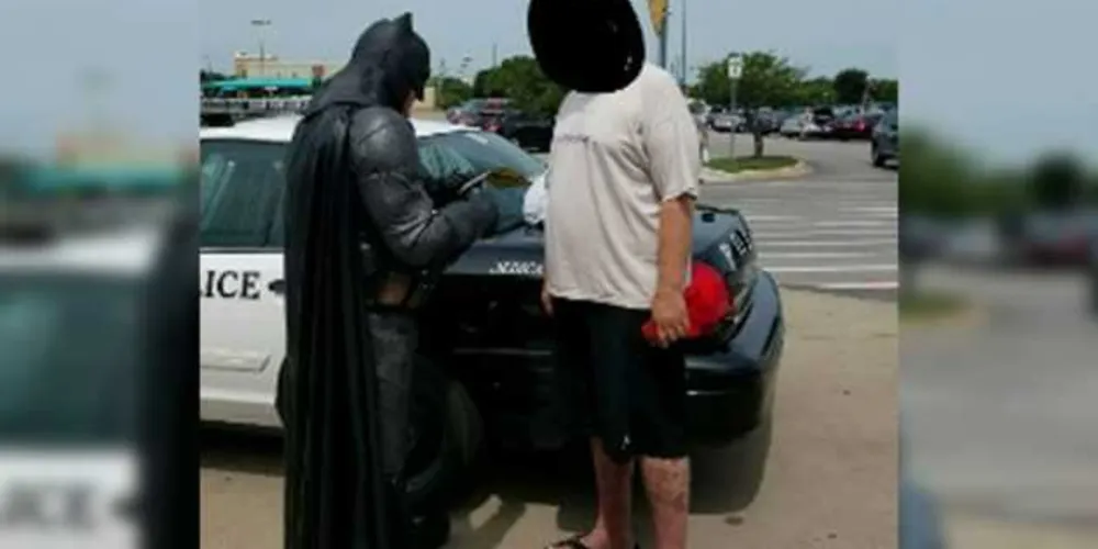 Batman prende suspeito de roubo nos EUA 