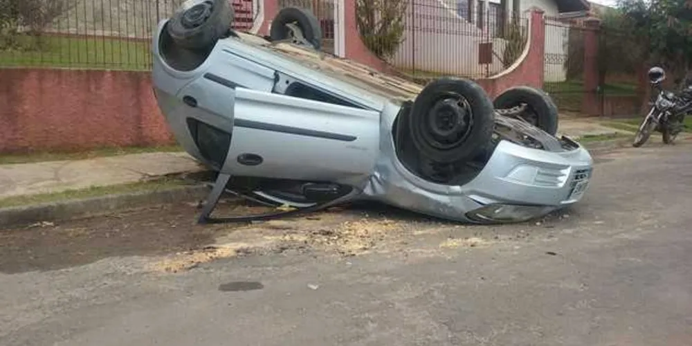 Imagem ilustrativa da imagem Colisão termina em capotamento em bairro de PG