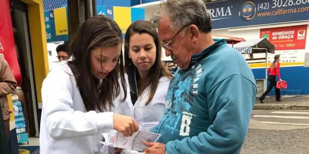 Imagem ilustrativa da imagem Universitários realizam campanha de prevenção à doenças em PG