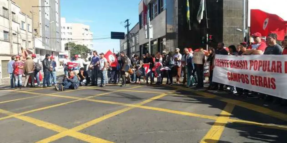 Grupo se reuniu no centro da cidade e realizou passeata até o Parque Ambiental | Divulgação