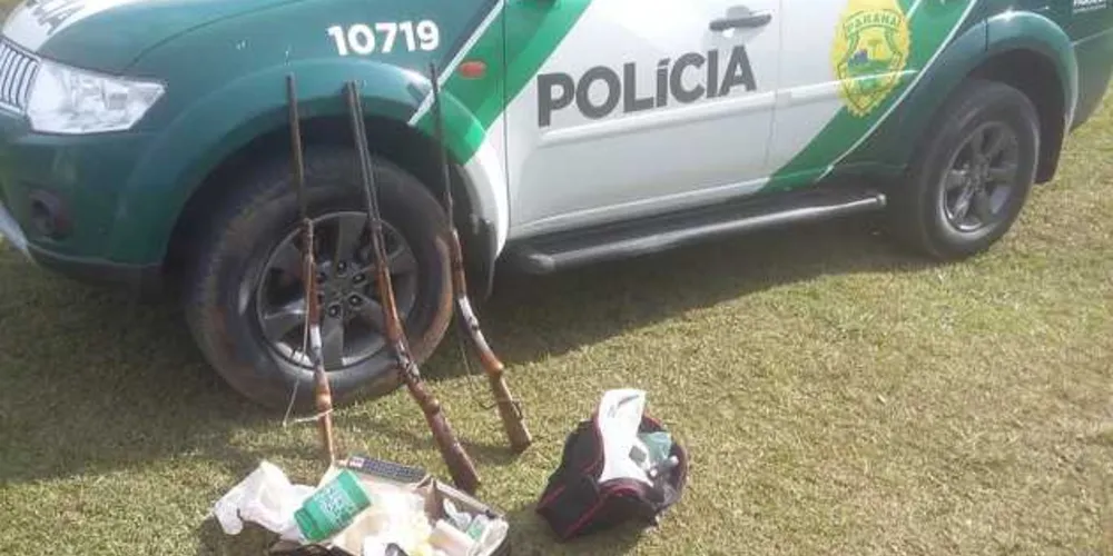 Suspeito foi encontrado em sua propriedade rural com espingardas e munições e disse que estava ‘caçando pombos’ | Divulgação/Polícia Ambiental