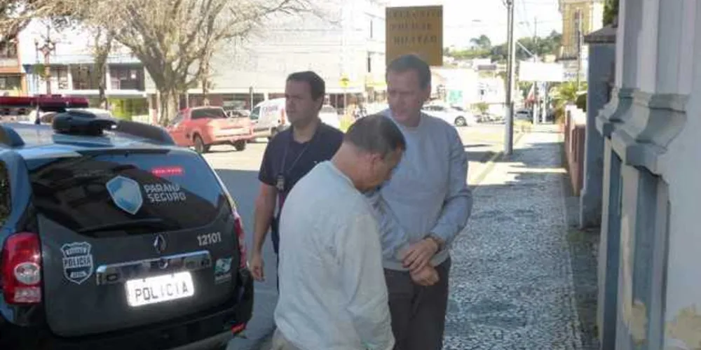 Ex-prefeito da cidade Gilberto Dranka e, de costas, ex-vereador e presidente da Câmara Municipal, Leonides Maahs | O Regional