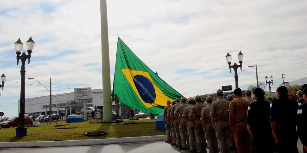Ato cívico foi iniciado com hasteamento da bandeira | Divulgação
