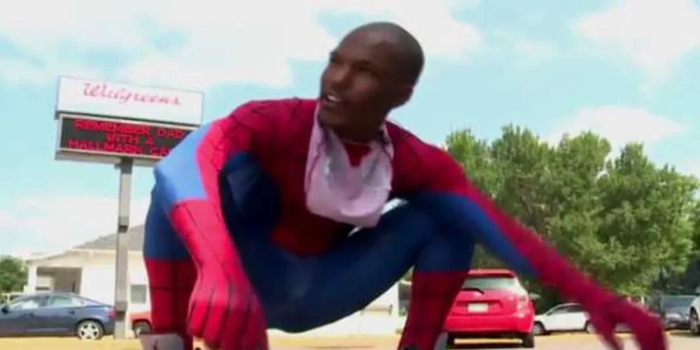 Raymond Evans concede entrevista vestido como Homem-Aranha.