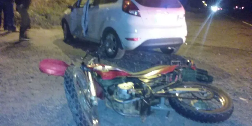 Colisão na PR-151 envolveu uma moto e um carro