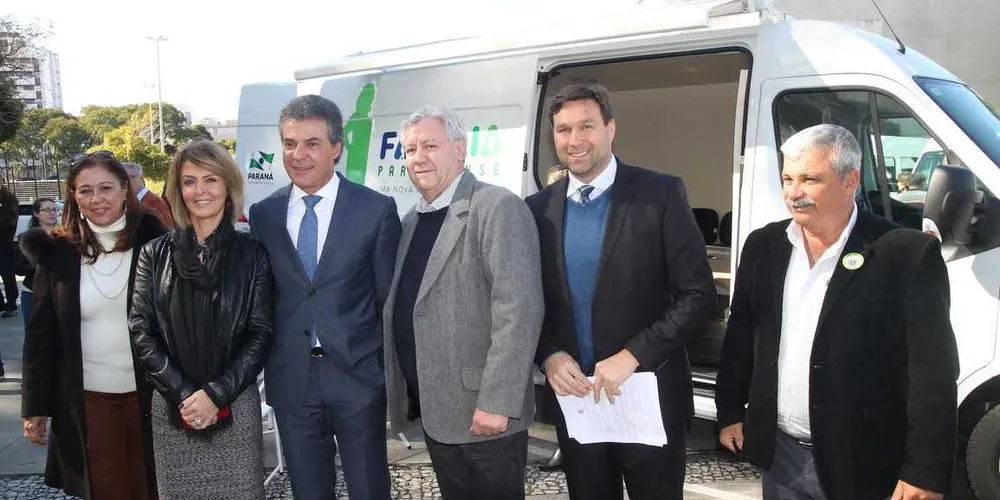 Deputado Marcio Pauliki ao lado dos prefeitos Idir Treviso, de Ivaí, Jorge Derbli, de Irati e a vice-prefeita de Tibagi, Helynez Ribas