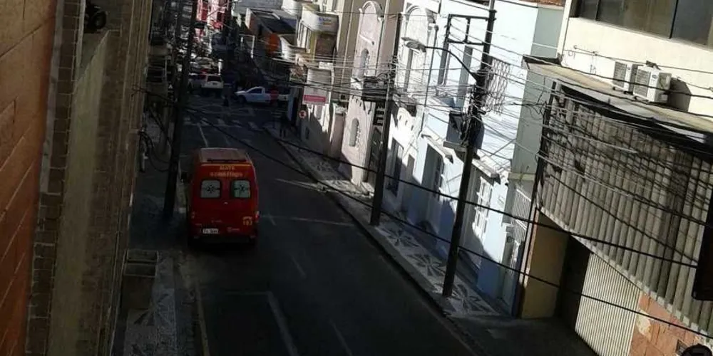 Imagem ilustrativa da imagem Mulher senta em parapeito e mobiliza bombeiros