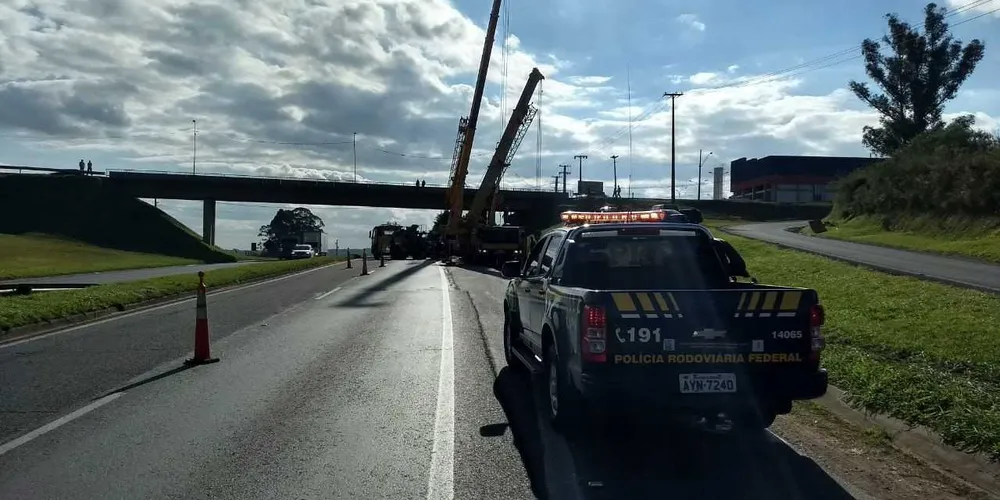 Imagem ilustrativa da imagem Remoção de contêiner altera tráfego pela BR-376