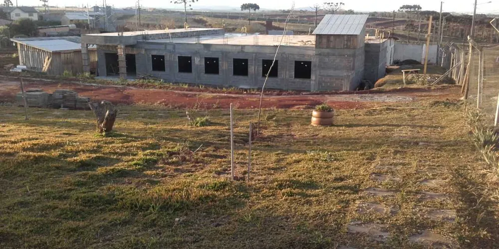 A obra da futura capela está com a parte de baixo pronta, no bruto, mas ainda sem acabamento