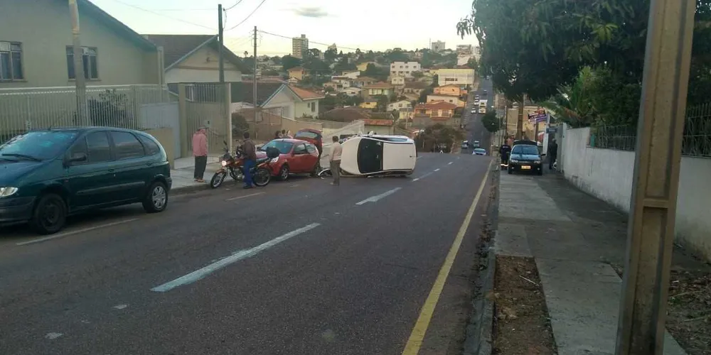 Imagem ilustrativa da imagem Carro capota em acidente na Palmeirinha