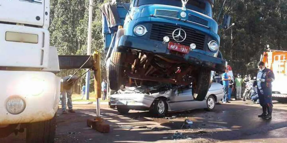 Imagem é impressionante. Carro ficou embaixo de Mercedes Benz. Motorista sobrevive