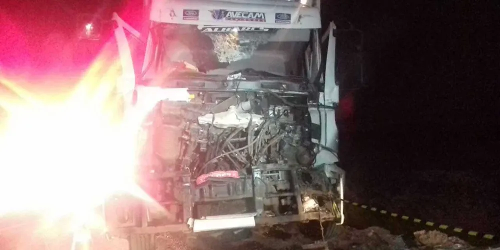 Motorista não conseguiu frear e bateu atrás de outro caminhão | Divulgação/PRF