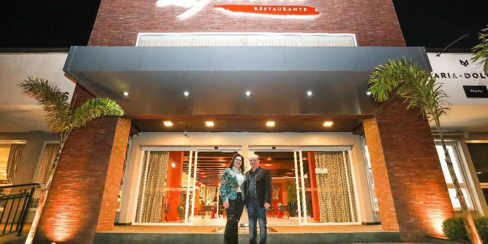 Complexo Gastronômico Famiglia Zaparolli – Na noite de ontem (07), aconteceu a badalada inauguração do Restaurante Italiano Famiglia Zaparolli, Choperia Estrela do Chopp e Salão de eventos para 350 convidados, são mais de 2.500 metros de obra construída contando com os três espaços. Assinatura do Grupo Estrela de Prata, no comando dos empresários Valdir e Marloiva Zaparolli Brandelero. Com certeza o empreendimento marca o crescimento no setor gastronômico de nossa cidade. Comentaremos.