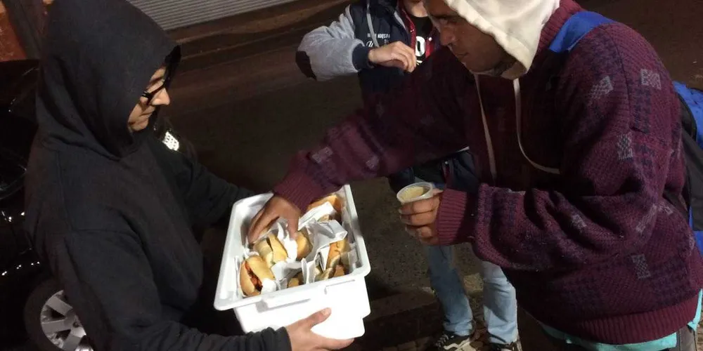 Imagem ilustrativa da imagem Estudantes universitários fazem ação com moradores de rua