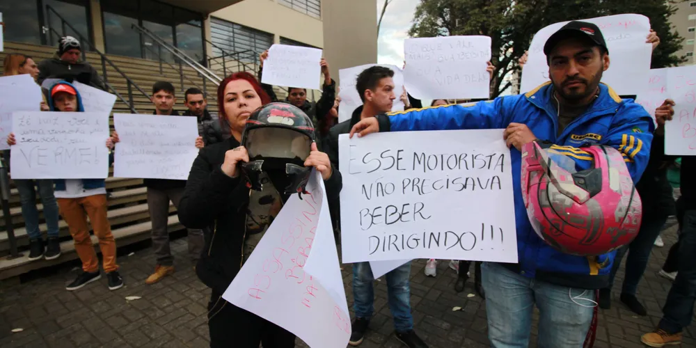 Amigos e familiares protestaram pedindo justiça neste sábado (8)