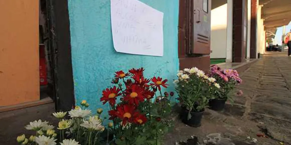 No local do acidente, familiares depositaram flores e colaram cartaz | Cristiano Barbosa