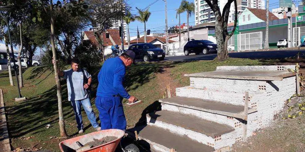 As escadas ligam o passeio da rua Benjamin Constant ao parque em trechos diferentes | Divulgação