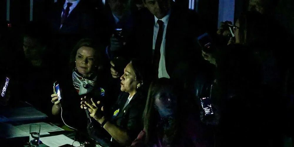Presidente do Senado, Eunício Oliveira, suspendeu a sessão por tempo indeterminado
