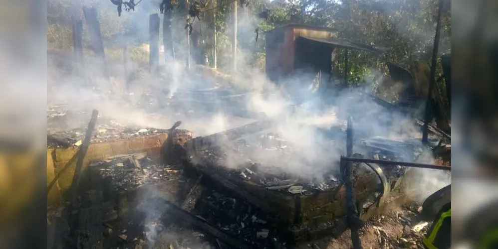 Meninos estavam sozinhos em casa, foram levados ao hospital mas não resistiram às graves queimaduras