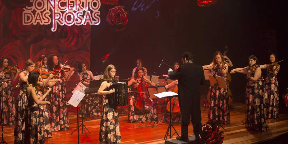 O maestro Alessandro Sangiorgi regeu a primeira apresentação do “Concerto de Rosas”, em evento para convidados e imprensa, com o grupo Ladies Ensemble