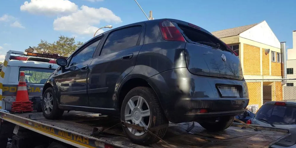 Veículo estava abandonado na região do Gralha Azul e foi levado à delegacia | aRede/COP