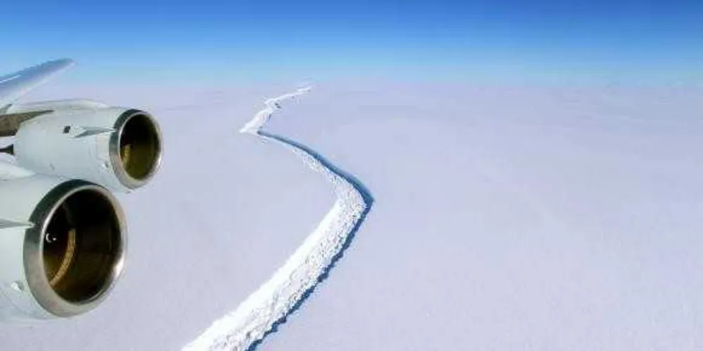 Rachadura no segmento Larsen C da Antártida já era registrada em novembro de 2016/ Foto: John Sonntag/Nasa