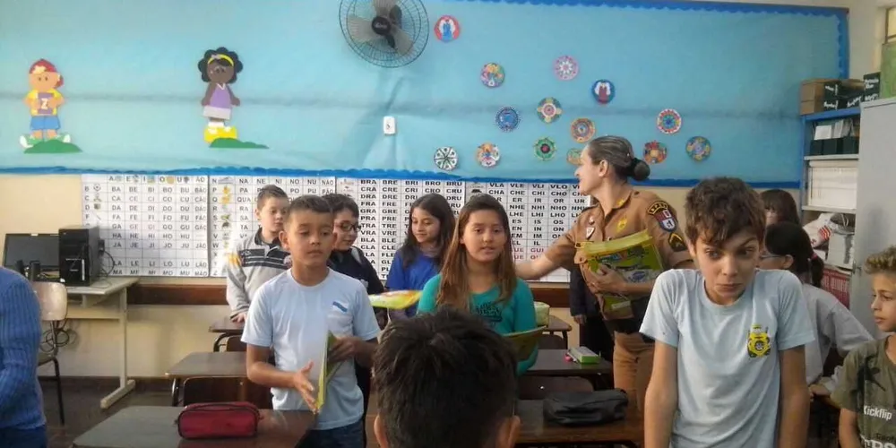 Soldada distribuiu materiais de combate às drogas e à violência