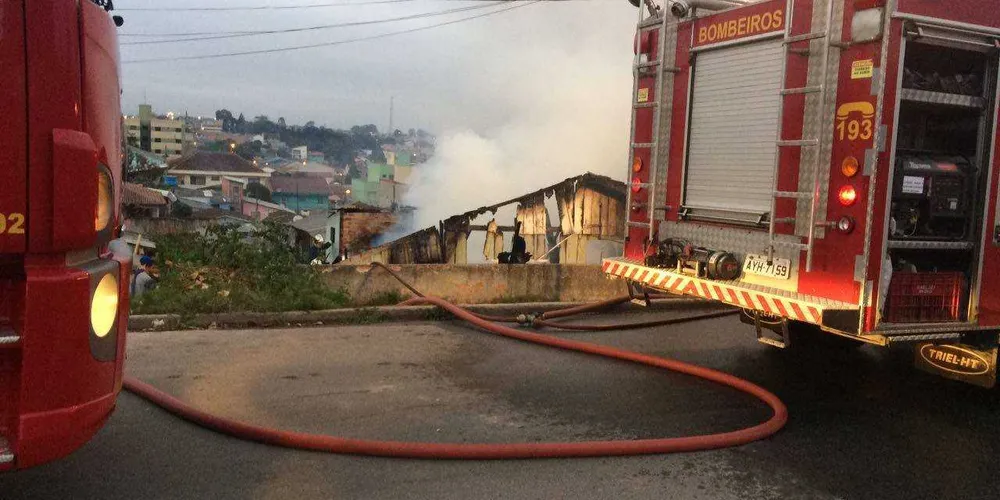 Casa de madeira rapidamente foi consumida por incêndio | Djalma Malaquias/Banda B
