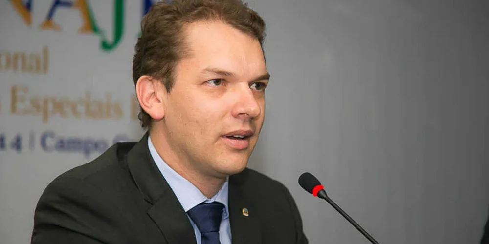 BRINDE A VIDA - O juiz federal Antonio César Bochenek receberá os cumprimentos pela passagem de seu aniversário, no próximo sábado(15). Da coluna RC os votos de felicidades e sucesso.