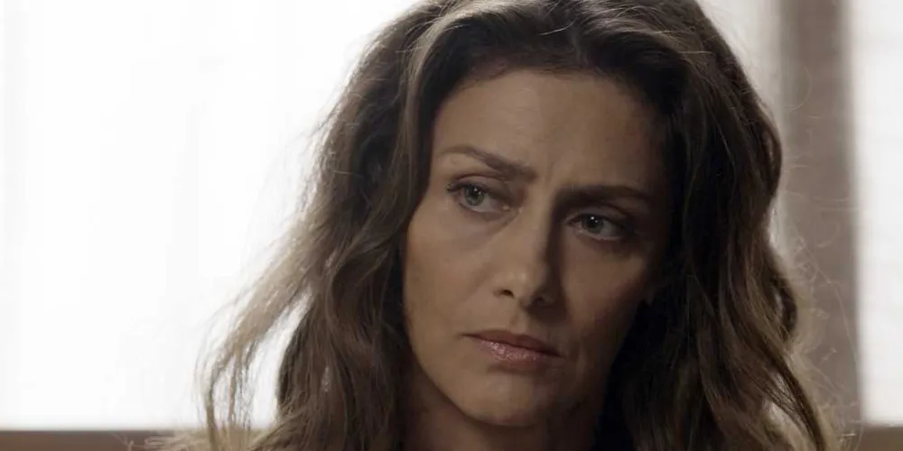 . Joyce chega à casa de Irene e encontra pertences de Eugênio/Foto: Rede Globo