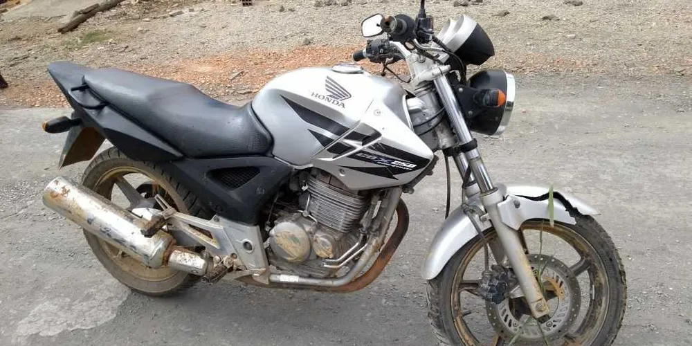 Moto usada na fuga dos bandidos foi achada abandonada em matagal | Divulgação/PM